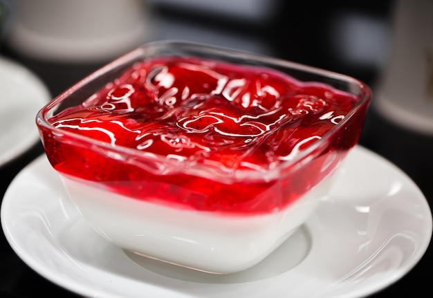 Foto geléia de leite com geléia de morango, sobremesa doce em tigela transparente