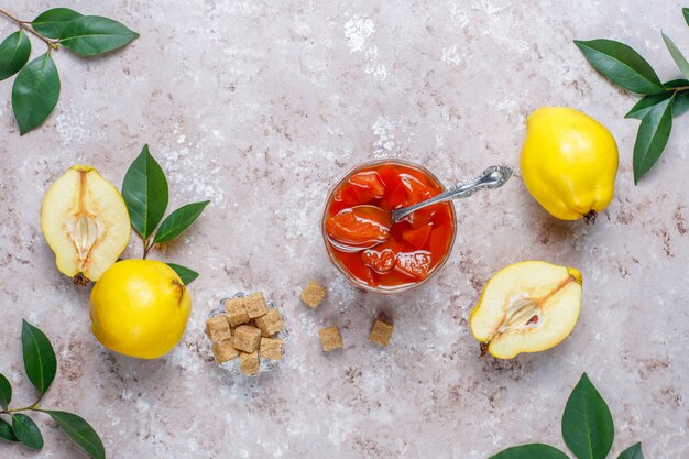 Geléia de marmelo caseiro delicioso e saudável em vidro, vista superior