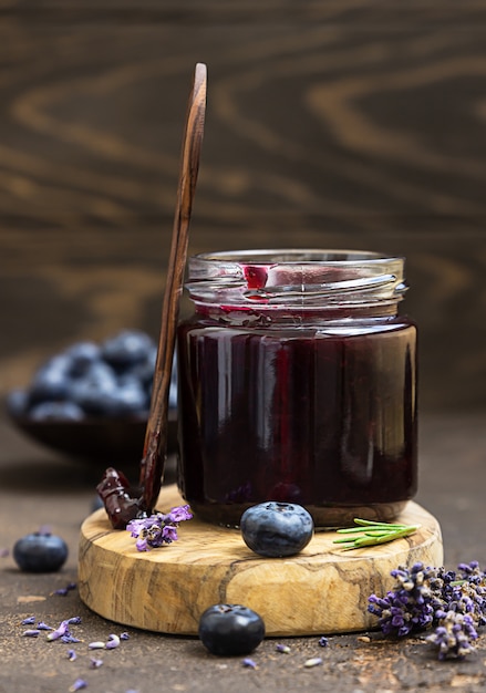 Geléia de mirtilo, lavanda e alecrim em um fundo claro