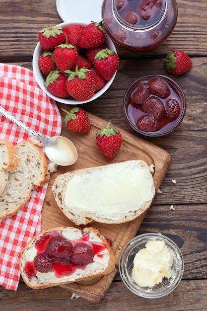 Geléia de morango em fatias de pão