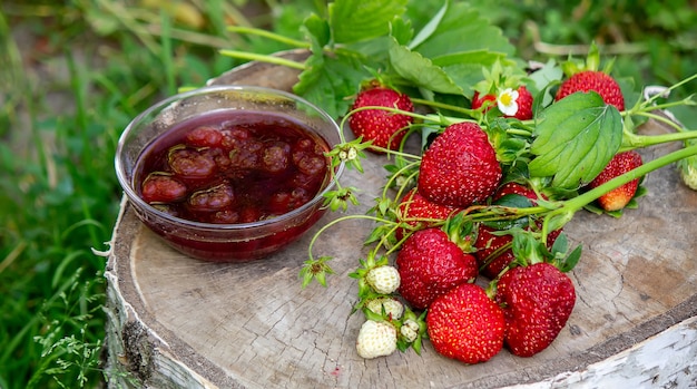 Geléia de morango, geléia em fundo de madeira, produto ecologicamente correto. Foco seletivo