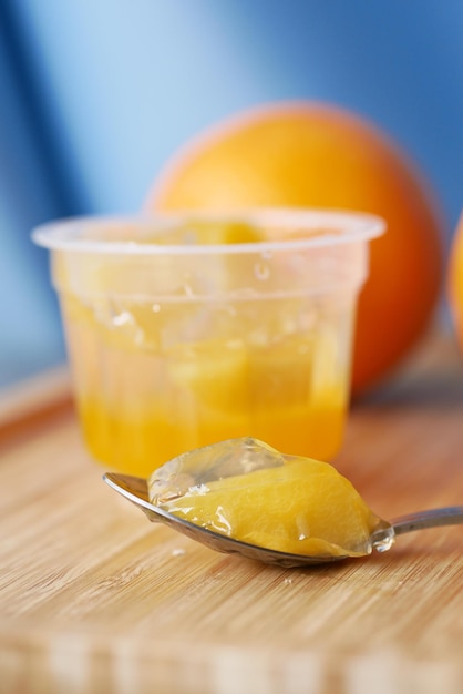 Geleia de sabor laranja colorida no prato na mesa