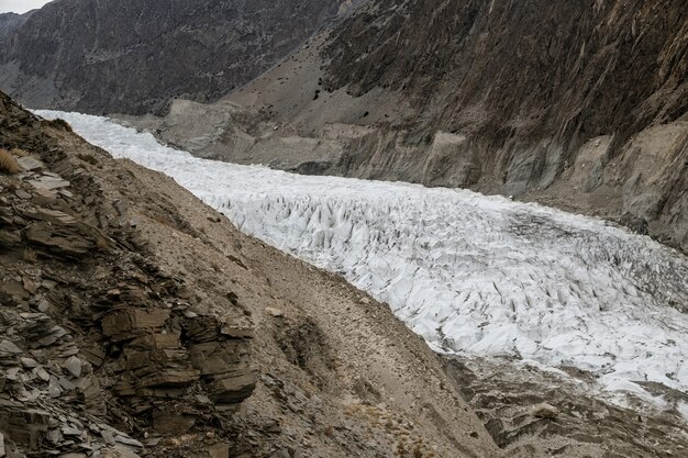 Geleira branca de Passu na cordilheira de Karakoram