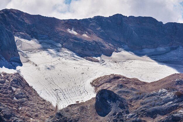 Geleira de montanha perto do cume do Monte Fisht, no oeste do Cáucaso, na República da Adiguésia, sudoeste da Rússia