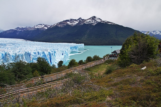 Geleira e lago perto de montanhas na Argentina