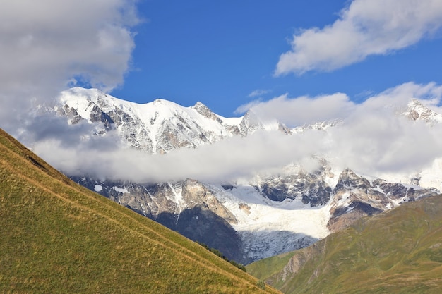 Geleira na cordilheira do Cáucaso na paisagem montanhosa da Geórgia