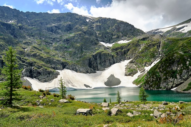 Geleira nas encostas das montanhas alimentando o lago