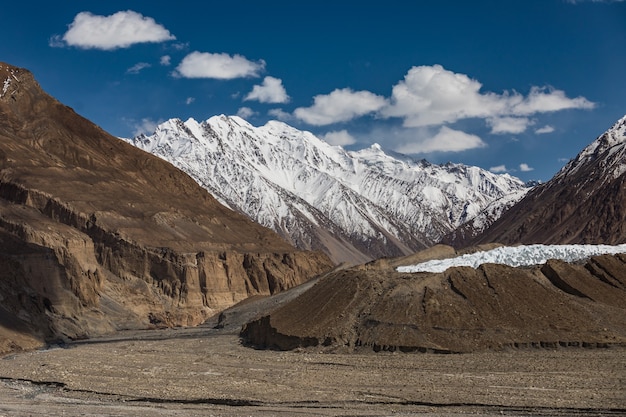 Geleira nas montanhas karakorum paisagem seca da região de shimshal foto de alta qualidade