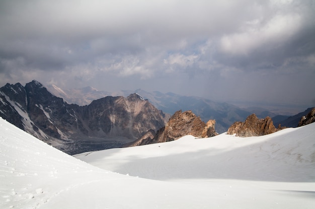 Geleira nevada e paisagem de montanhas