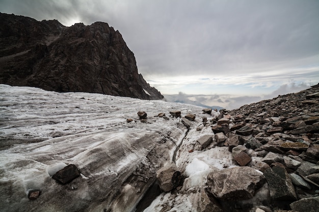 Geleira nevada e paisagem de montanhas