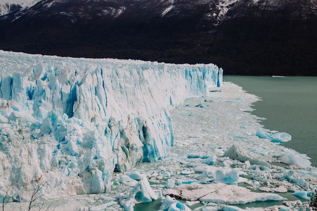 Geleira Perito Moreno na Patagônia, Argentina. Derretimento do gelo devido às mudanças climáticas