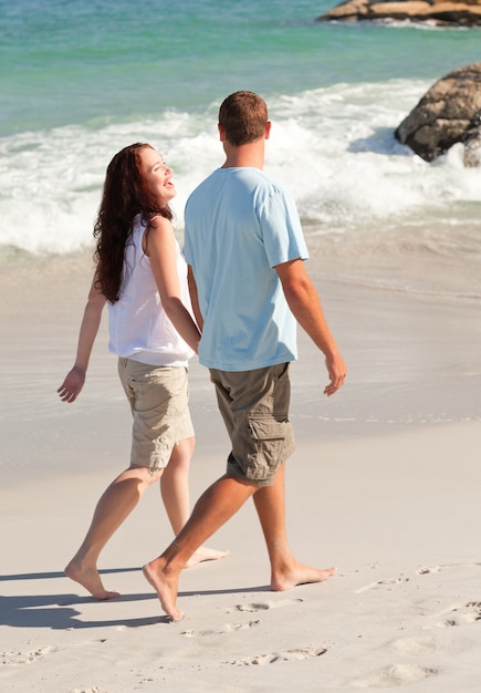 Geliebte, die auf den strand gehen