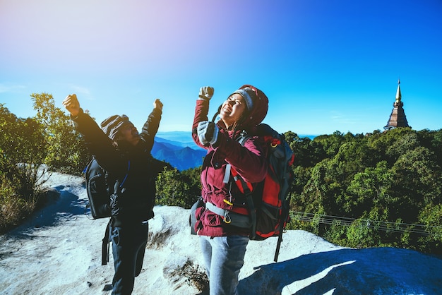 Geliebte Frauen und Männer asiatische Reise Natur. Reise entspannen. Auf dem Berg. Thailand