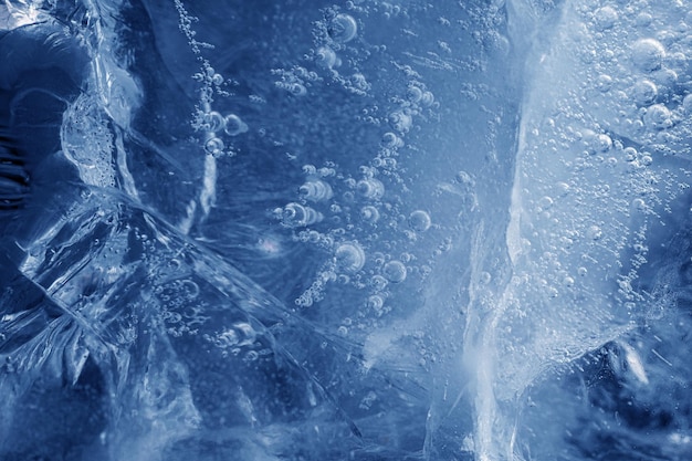Gelo azul lindo com rachaduras. fundo gelado