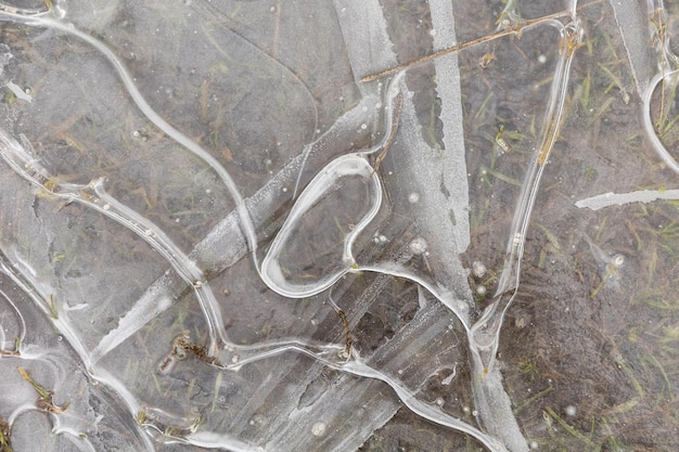 Gelo congelado em uma poça em um campo no início da primavera