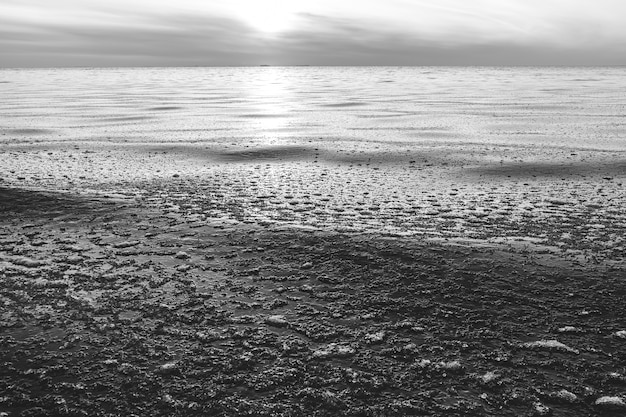 Gelo descongelado na baía no inverno