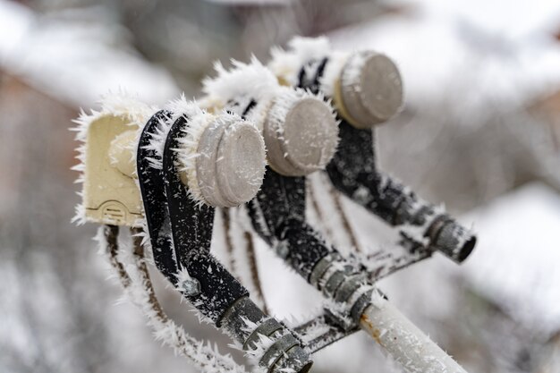 Gelo e neve na antena parabólica. Neve congelada na antena parabólica no inverno