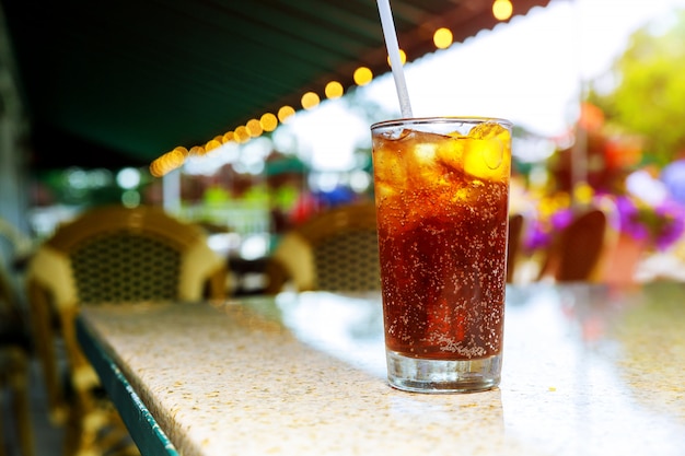 Foto gelo frio cola com bebidas um limão em coquetéis ao ar livre