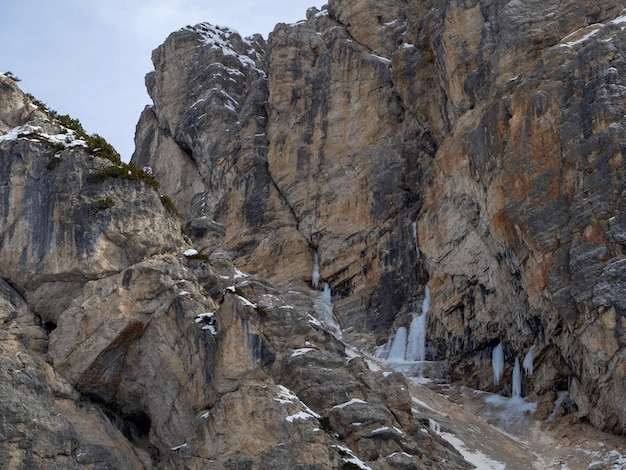 Gelo na rocha nas dolomitas da montanha Fanes no panorama de inverno