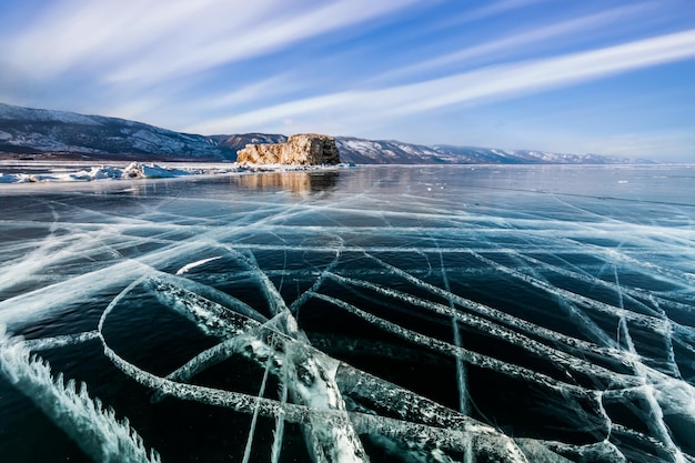 Gelo transparente no lago baikal no inverno sibéria rússia