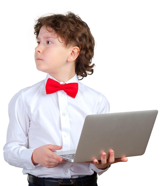 Gelockter Junge im Gesellschaftsanzug mit Laptop