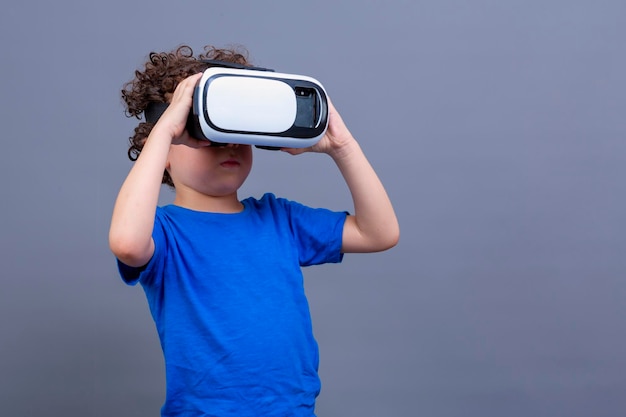 Gelockter Junge mit Virtual-Reality-Brille