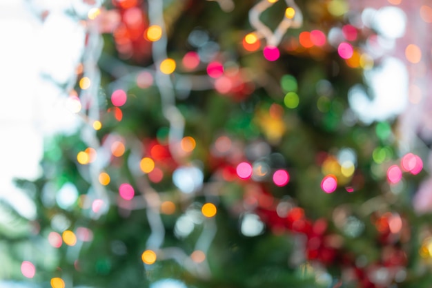 Gelockter Weihnachtsbaum und Weihnachtsbeleuchtung Hintergrund Weihnachtshintergrundkonzept mit Werbefläche
