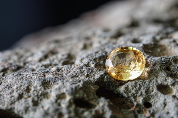 Gema de safira natural Jóia ou gemas na cor preta brilhante Coleção de muitas gemas naturais