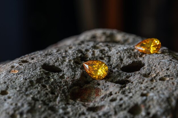 Gema de safira natural Jóia ou gemas na cor preta brilhante Coleção de muitas gemas naturais