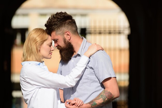 Gemacht, um sich zu lieben Liebendes Paar von Frau und Hipster aus dem Freien Verliebtes Paar am Sommertag Sinnliche Frau und bärtiger Mann genießen romantisches Date Gefühl von Liebe und Romantik