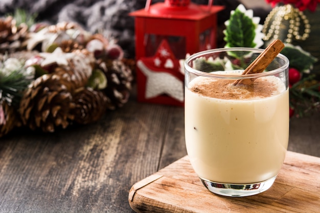 Gemada caseira com canela na mesa de madeira Sobremesa típica de Natal