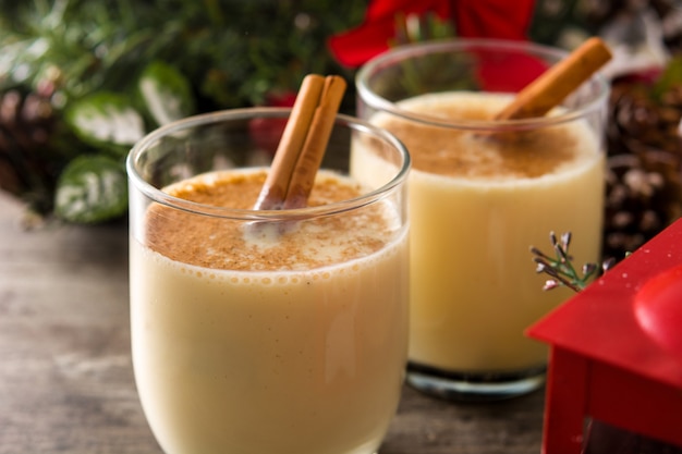 Gemada caseira com canela no vidro na mesa de madeira, sobremesa típica do Natal.