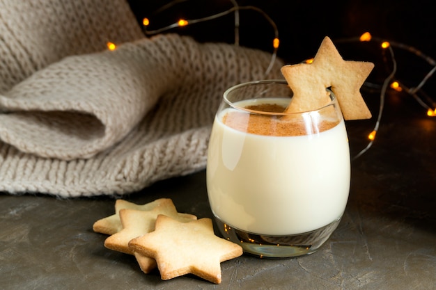 Gemada e biscoitos do cocktail do Natal.