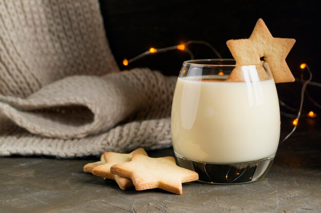 Gemada e biscoitos do cocktail do Natal.