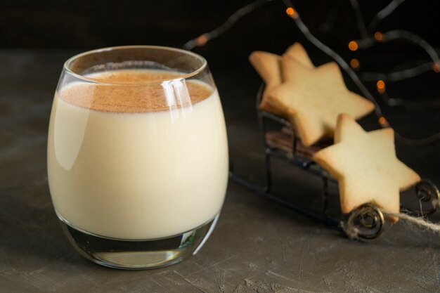 Gemada e biscoitos do cocktail do Natal.