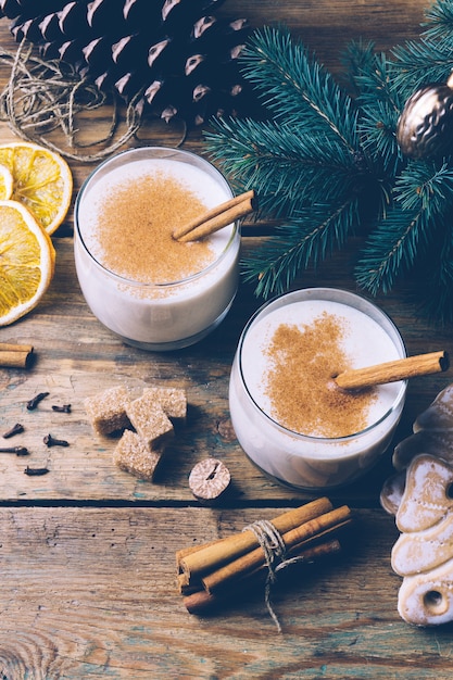 Gemada (ovo-nog), bebida tradicional do inverno natal com canela, cravo e noz-moscada. Bebidas caseiras. Clima de inverno natal.