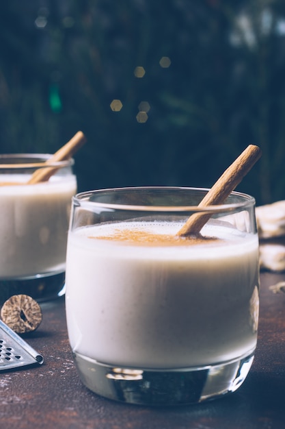 Gemada (ovo-nog), bebida tradicional do inverno natal com canela, cravo e noz-moscada. Bebidas caseiras. Clima de inverno natal.