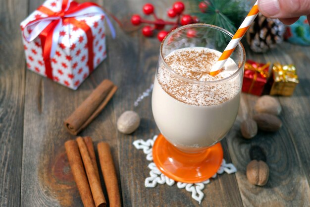 Gemada picante da bebida do Natal tradicional caseiro da preparação com noz-moscada à terra, canela no vidro.