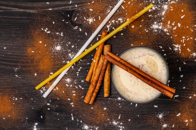 Gemada tradicional de inverno com leite, rum e canela, polvilhe com noz-moscada ralada.