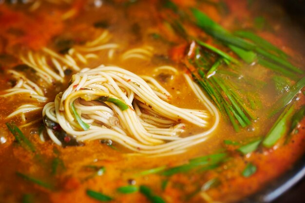 Foto gemahlene chueotang-schmerle in heißer bohnenpastensuppe