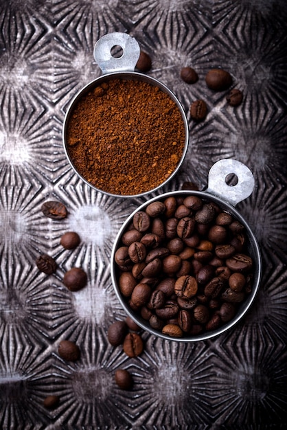 Foto gemahlene kaffeebohnen kaffeemaschine und gewürze