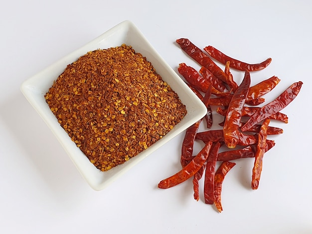 Gemahlener Chili-Pfeffer und getrocknete Chili-Gewürze