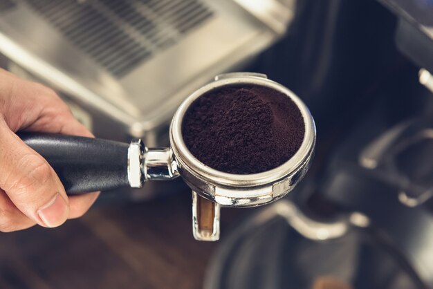 Gemahlener Kaffee im portafilter, das sich vorbereitet, mit Maschine zu brauen