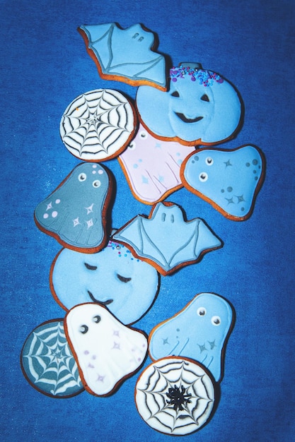 Gemalte Lebkuchen-Halloween-Plätzchen auf blauem Hintergrund