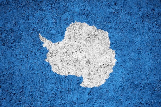 Gemalte Staatsflagge der Antarktis auf einer Betonmauer