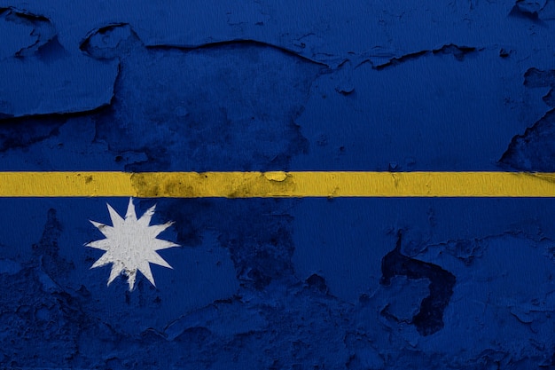 Gemalte Staatsflagge von Nauru auf einer Betonmauer