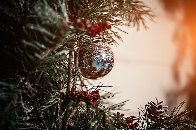 Gemaltes Spielzeug des Weihnachtstannenbaums, -bogens und -glases für das Design einer Postkarte des neuen Jahres.