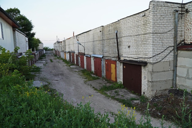 Gemauerte Garagen in einem geschlossenen Schutzgebiet Garagenkomplex Das Territorium der Garagengenossenschaft in Uljanowsk