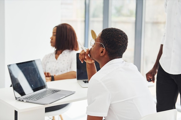 Gemeinsam denken Gruppe afroamerikanischer Geschäftsleute, die gemeinsam im Büro arbeiten