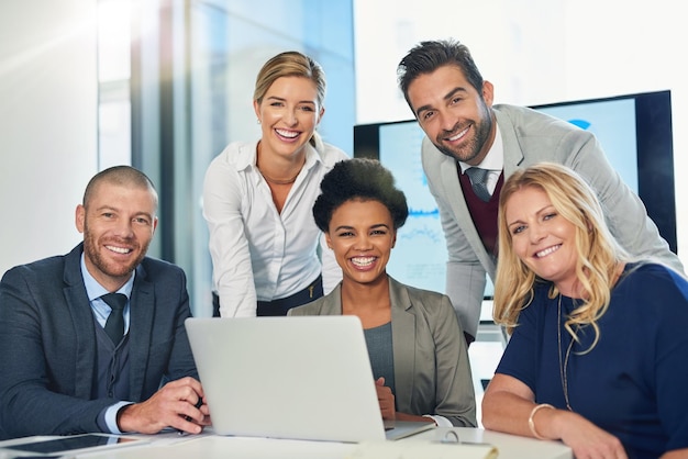 Gemeinsam erreichen wir mehr Porträt einer Gruppe von Geschäftsleuten, die in einem Büro arbeiten